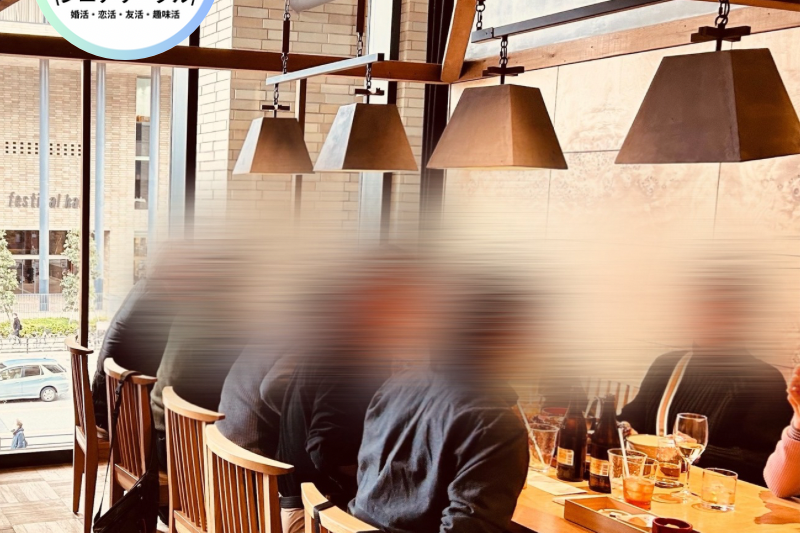 大阪の60代・70代独身男女がシニアサークルアッシュのランチ会で楽しく談笑している様子