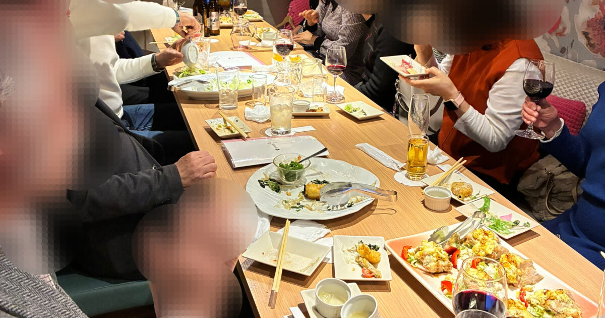 新宿の個室和食店で60代・70代の男女が笑顔で乾杯し、茶飲み友達づくりの食事会を楽しんでいる様子