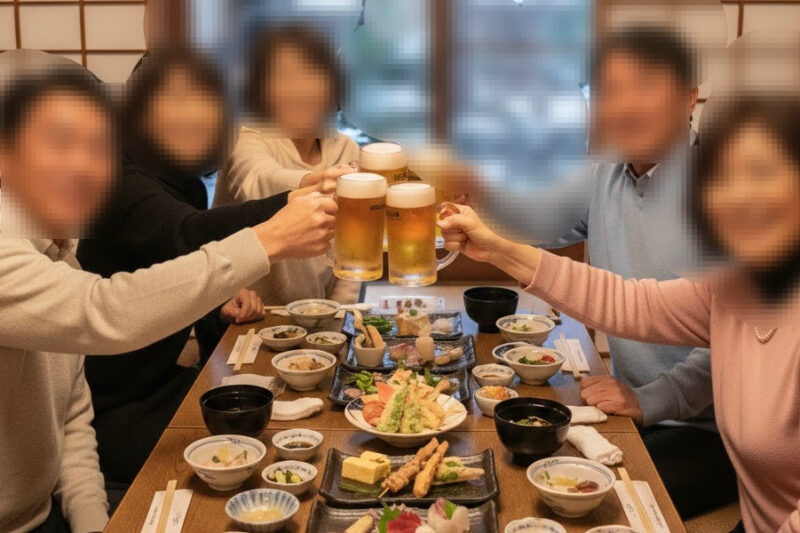 銀座・汐留の高層階和食レストランで、50代・60代の男女が笑顔で会話を楽しんでいる少人数食事会