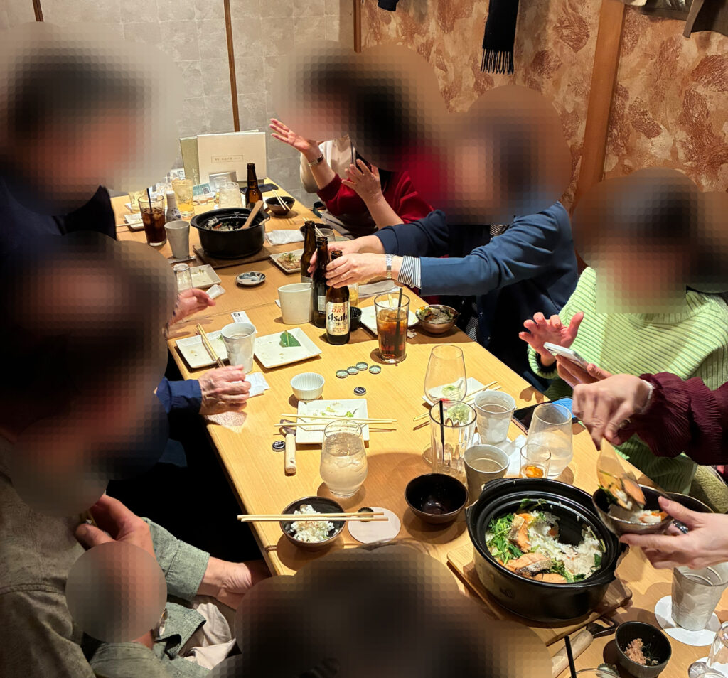 新宿の個室和食店で、60代・70代の男女が笑顔で会話を楽しんでいる少人数食事会のイメージ