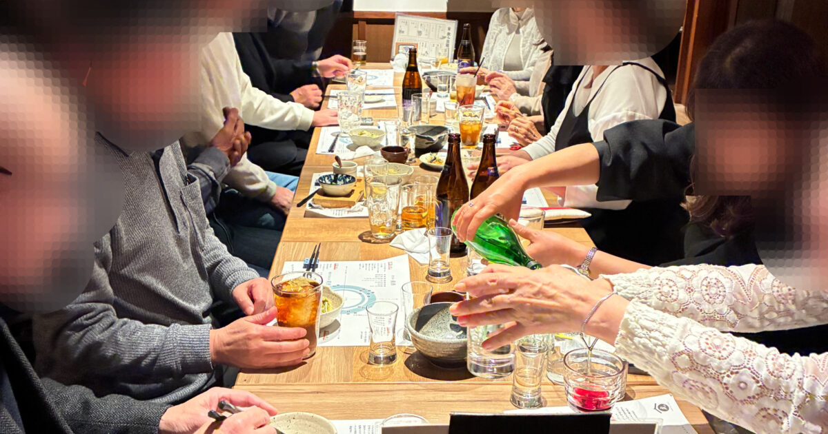 虎連坊 八重洲店で開催されたシニアサークルアッシュの60代・70代向け食事会風景。少人数で会話と和食を楽しむシニア男女