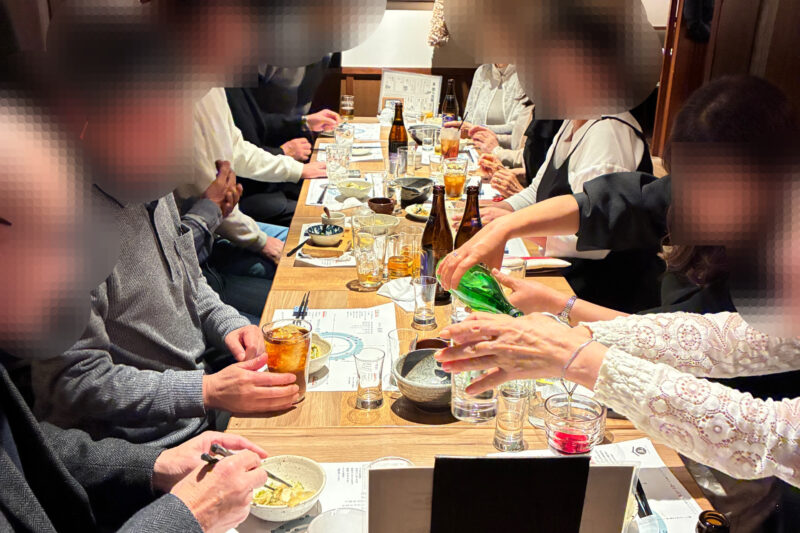 虎連坊 八重洲店で開催されたシニアサークルアッシュの60代・70代向け食事会風景。少人数で会話と和食を楽しむシニア男女