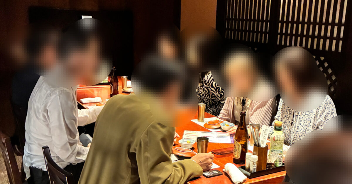 銀座の和食店で開催された55歳から69歳限定のシニア食事会イメージ。落ち着いた雰囲気の店内で笑顔の男女が交流している様子