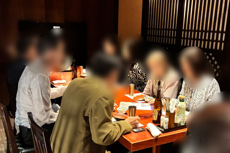 銀座の和食店で開催された55歳から69歳限定のシニア食事会イメージ。落ち着いた雰囲気の店内で笑顔の男女が交流している様子