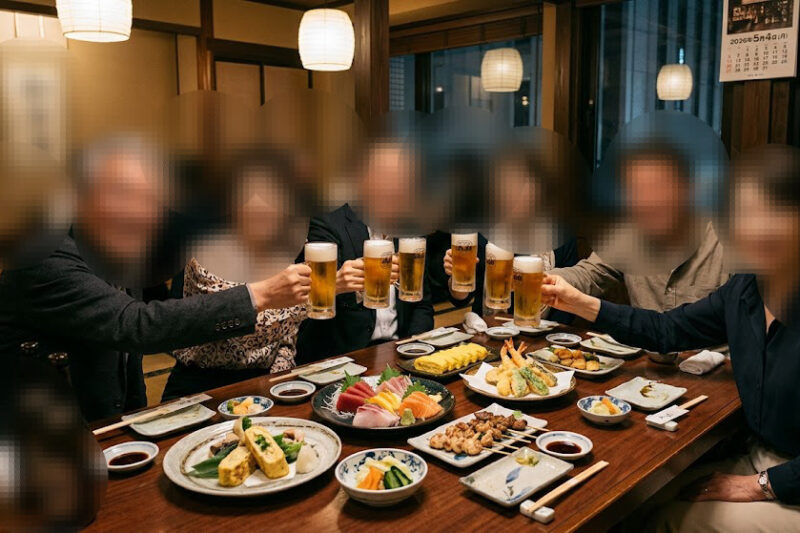 銀座の落ち着いた和食店で60代70代の男女が笑顔で会話しながら食事を楽しむ友活イベント