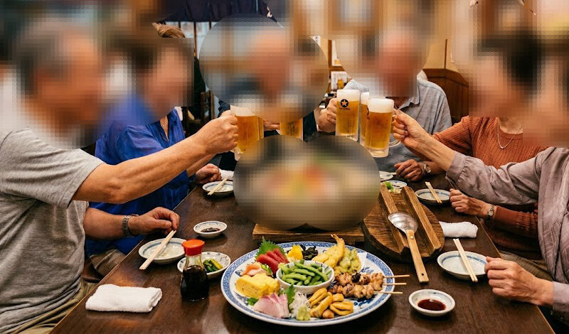 東京新宿の個室和食店で60代・70代の日本人男女が笑顔で食事と会話を楽しむ、シニアサークルアッシュの友達作り食事会イメージ