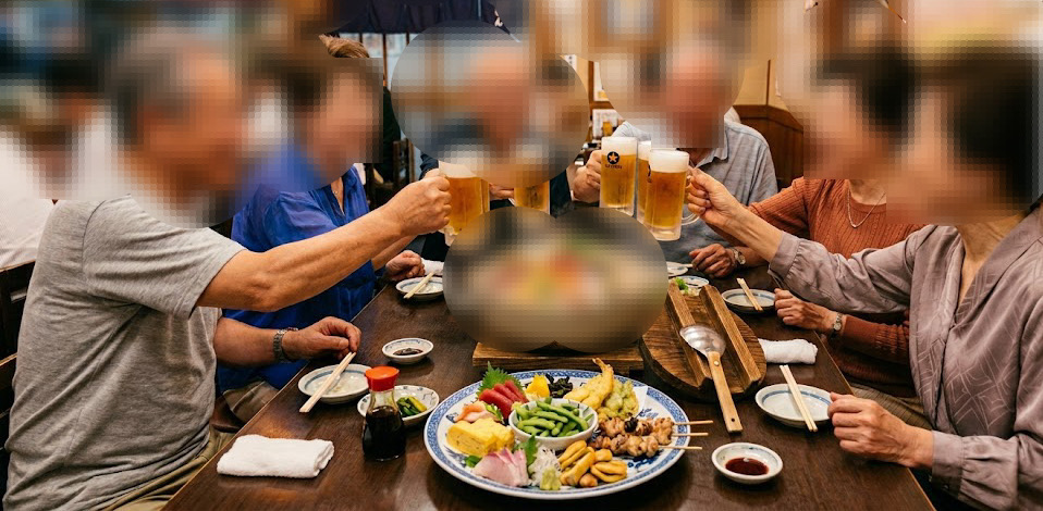 東京新宿の個室和食店で60代・70代の日本人男女が笑顔で食事と会話を楽しむ、シニアサークルアッシュの友達作り食事会イメージ